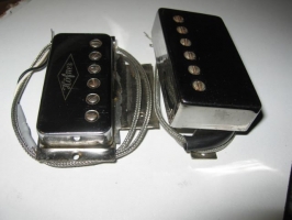 Micro comparé en taille à un humbucker standard